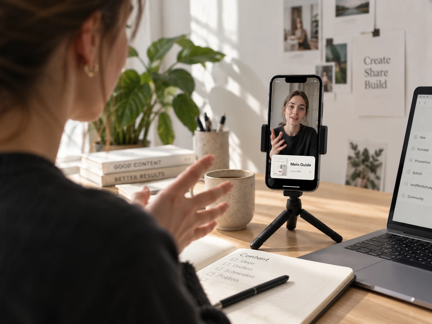 Creatorin produziert Content mit dem Smartphone auf einem Stativ, das digitale Produkt ist dabei dezent im Content sichtbar